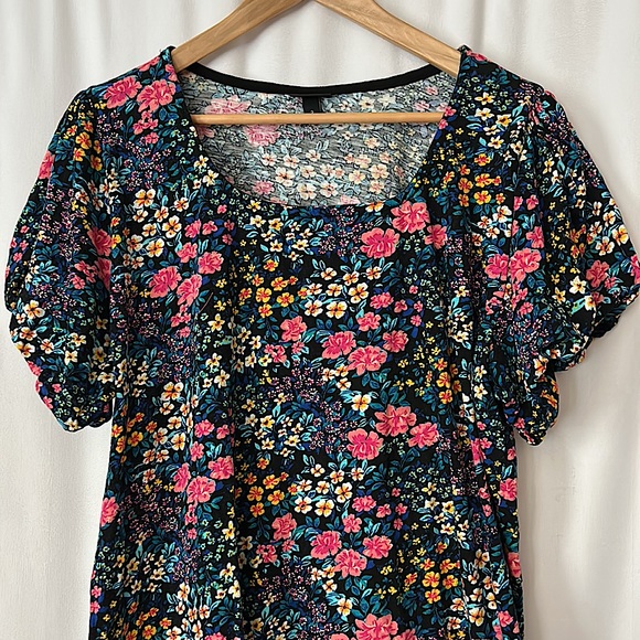 Torrid Cute Floral Puff Short Sleeve 💯% Cotton Shirt Top **Size 3** 🌸🌸 - Picture 3 of 4
